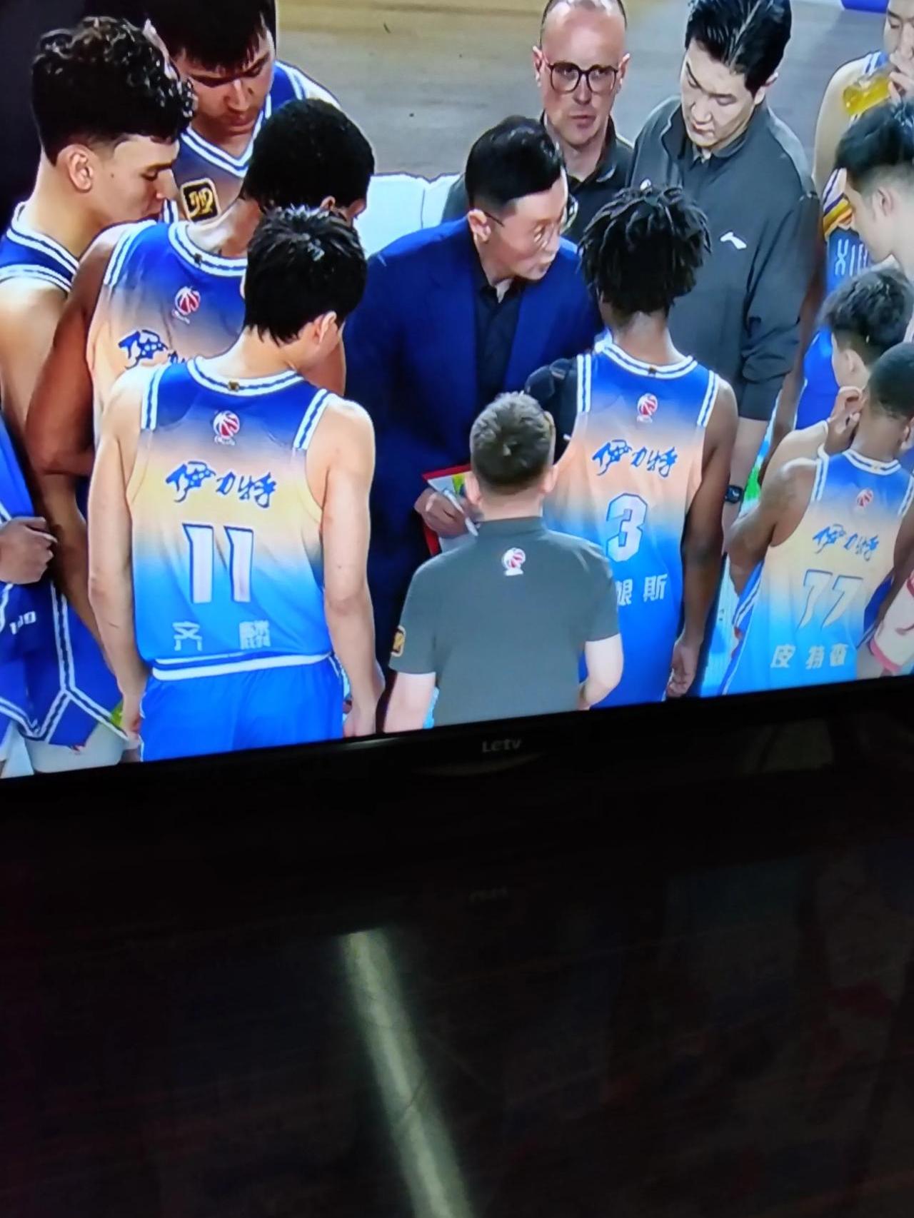 外援射手连续砍下三分球，引领球队赢得比赛