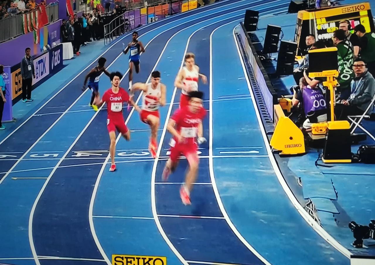 跑步男子接力赛选手飞奔赛道