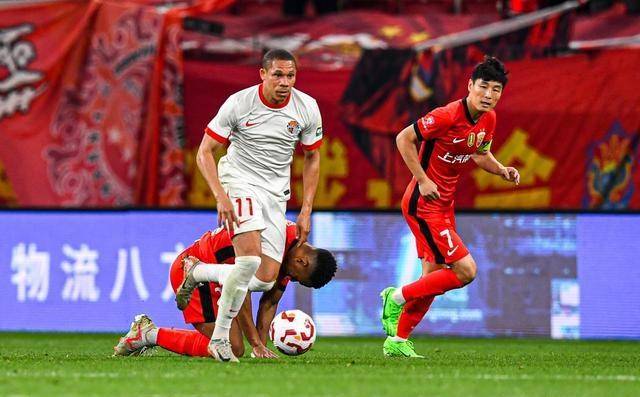 中超赛场上的激烈比拼，球员们展现出色技术