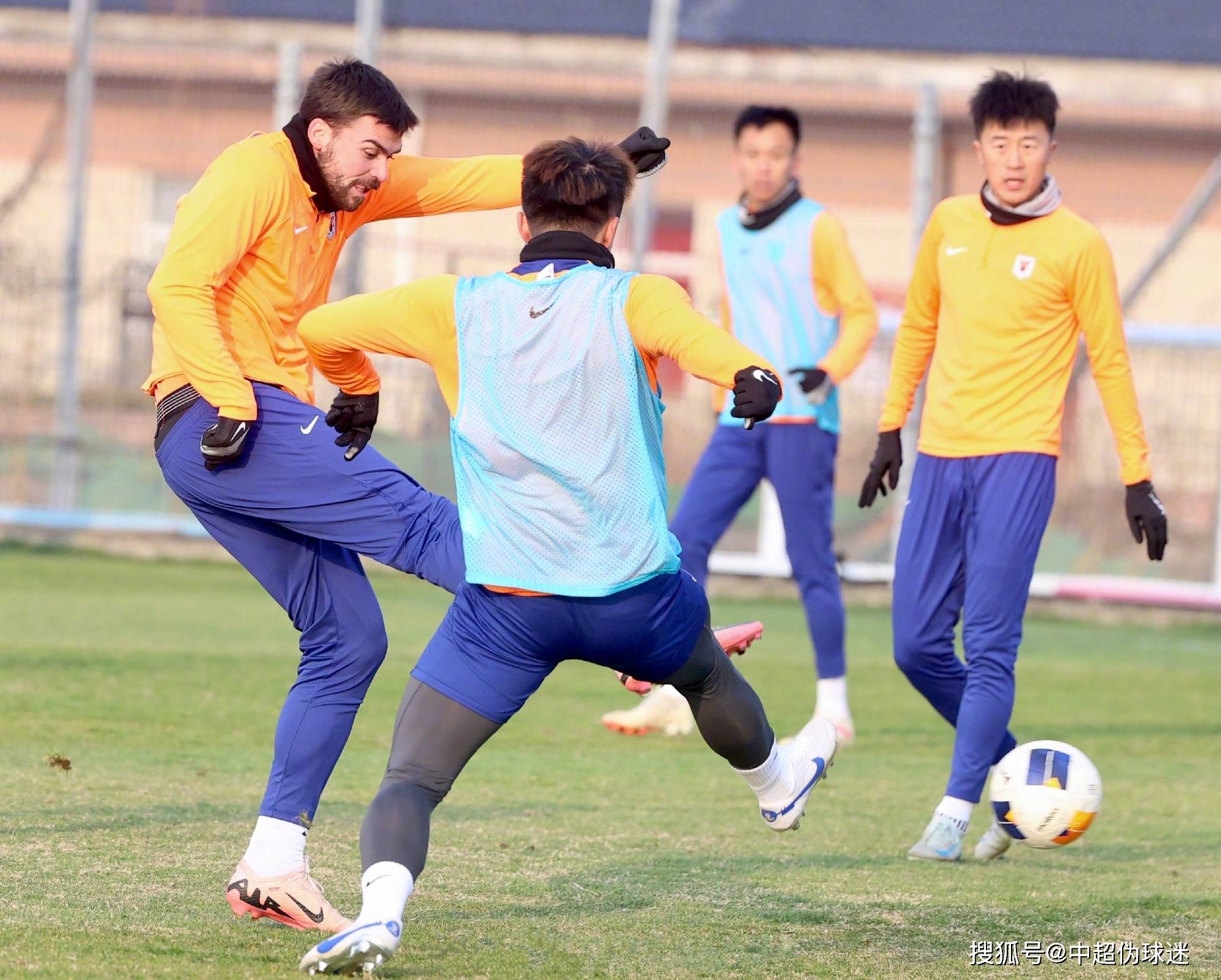 中超赛场上的激烈比拼，球员们展现出色技术