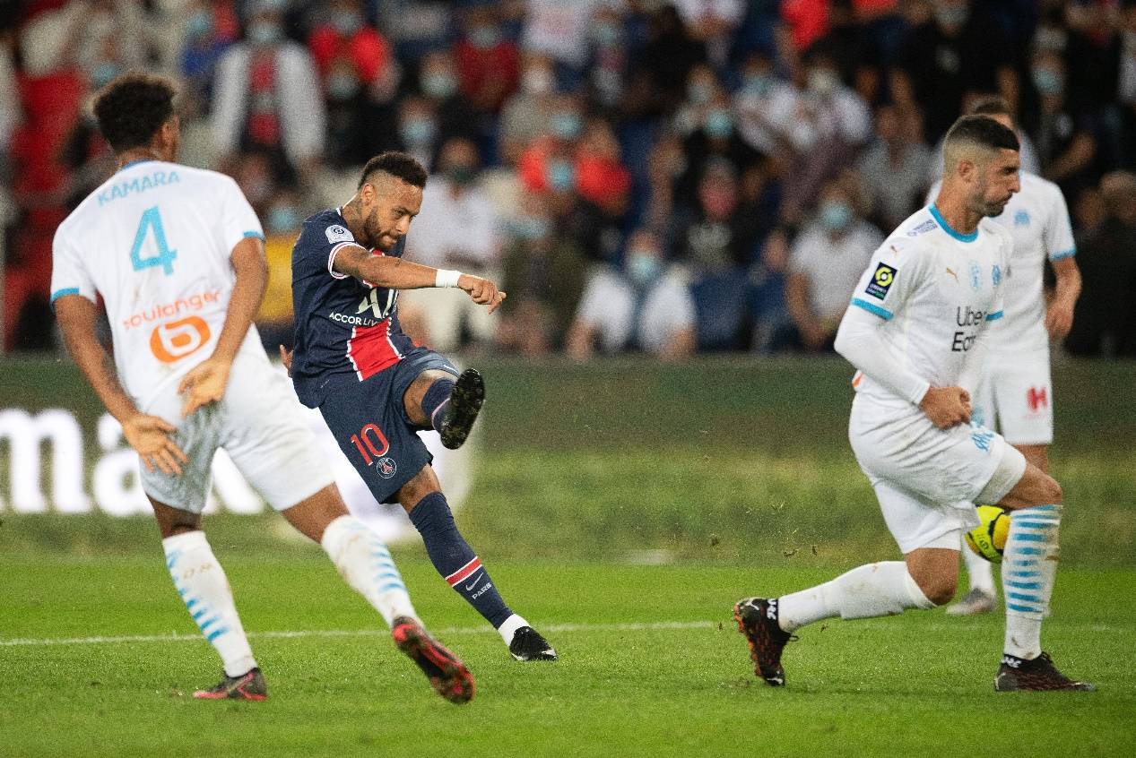 包含马赛球员开展团队训练，备战下一场对决的词条