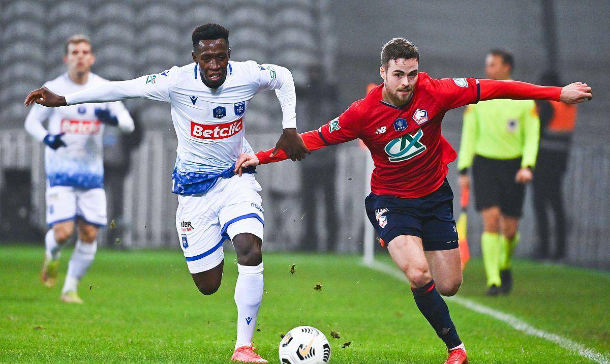 包含马赛球员开展团队训练，备战下一场对决的词条