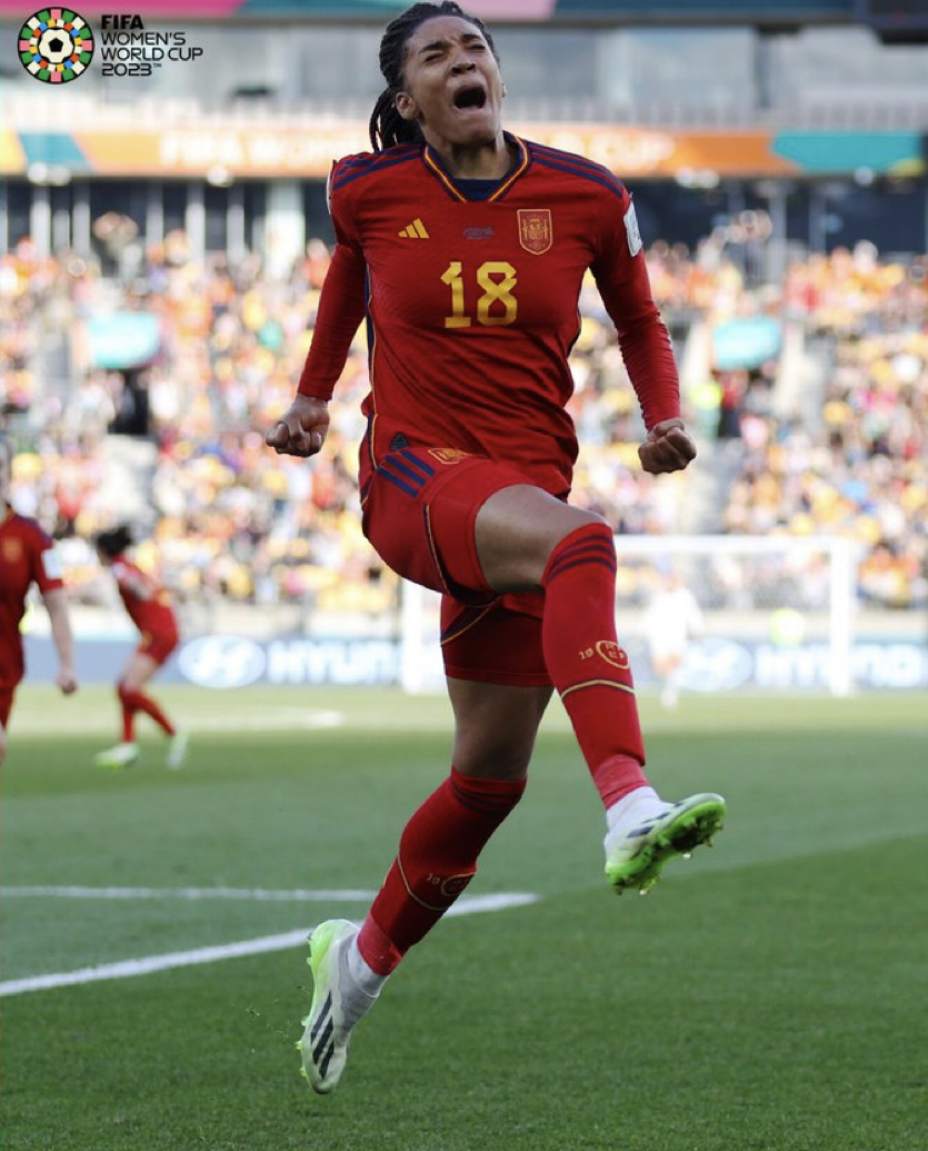 西班牙女足队长荣膺最佳射手奖，表现抢眼