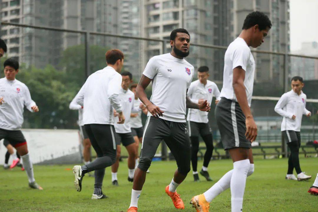 指导教练球员紧密配合，奔跑争分夺秒的简单介绍