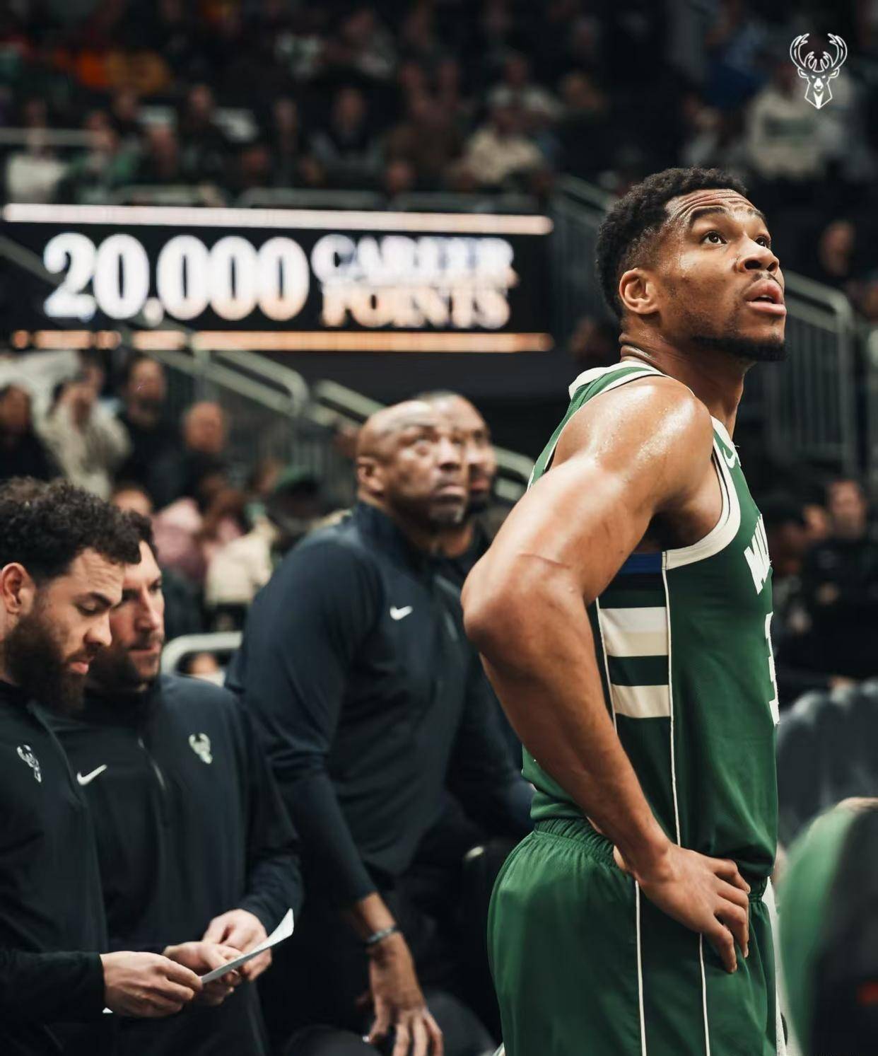 詹姆斯对阵字母哥:湖人大胜雄鹿 詹姆斯对阵字母哥:湖人大胜雄鹿