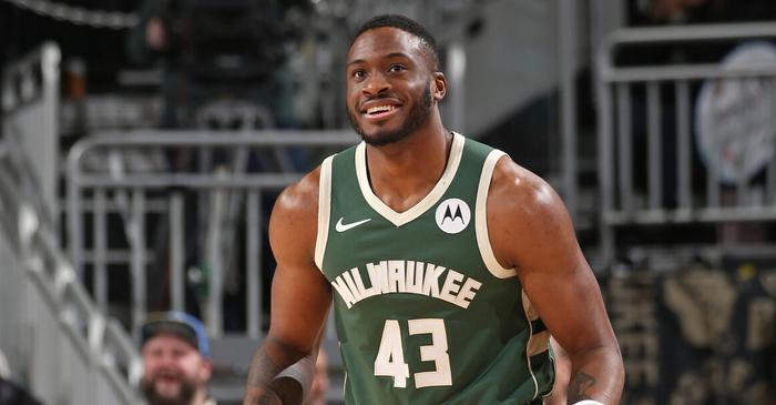 雄鹿主场大胜老鹰，安特托昆博砍25分