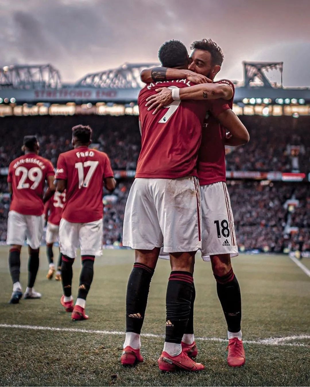 包含中国鏖战里昂，布鲁诺完成帽子戏法的词条