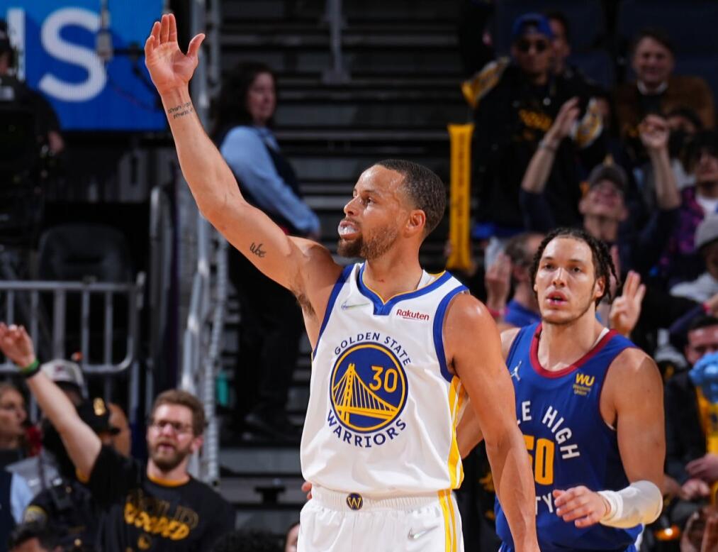 勇士轻取天津队,布克刷新纪录 勇士轻取天津队,布克刷新纪录