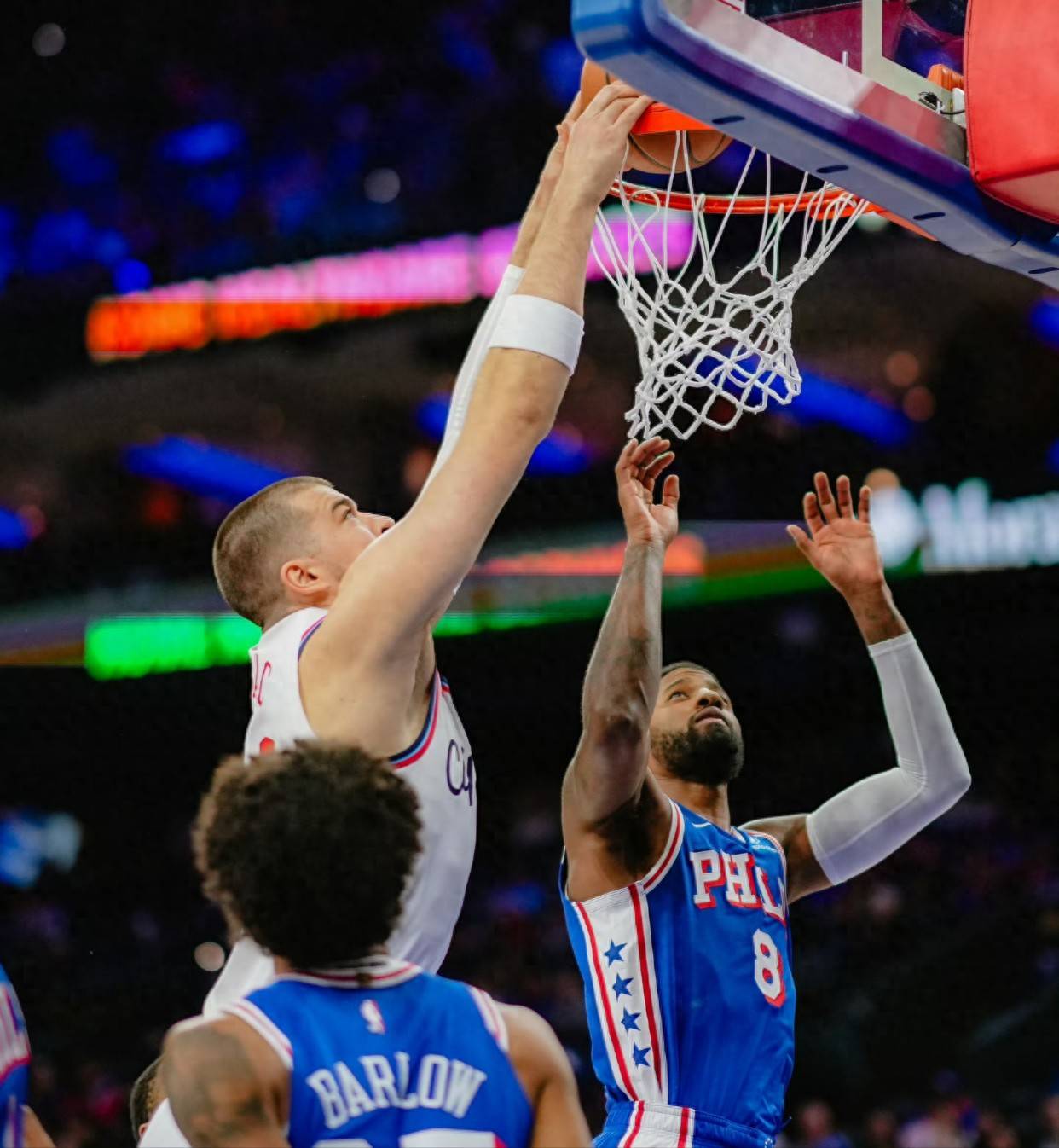 太阳鏖战雄鹿，米切尔带队取胜