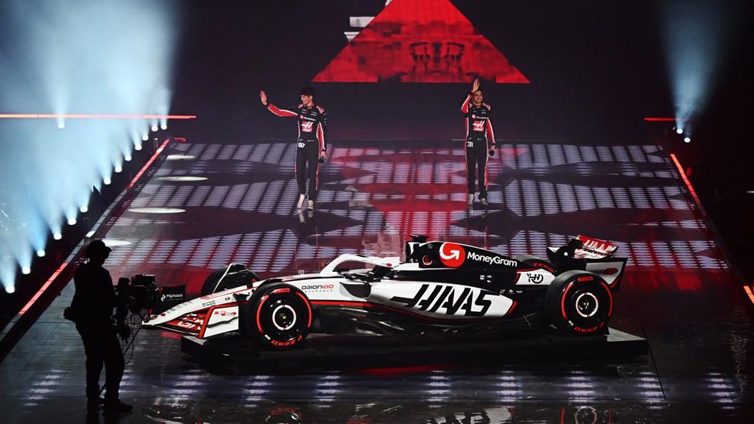 索伯车队横扫哈斯车队，塞恩斯带队取胜